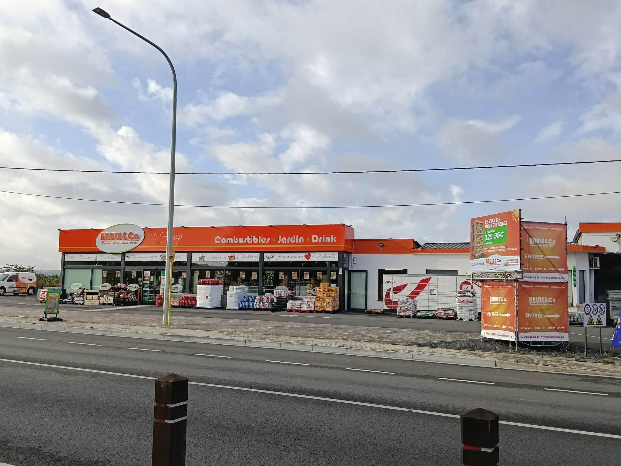 BRULE & Co et son écran publicitaire vus depuis la Grand-Route de Binche