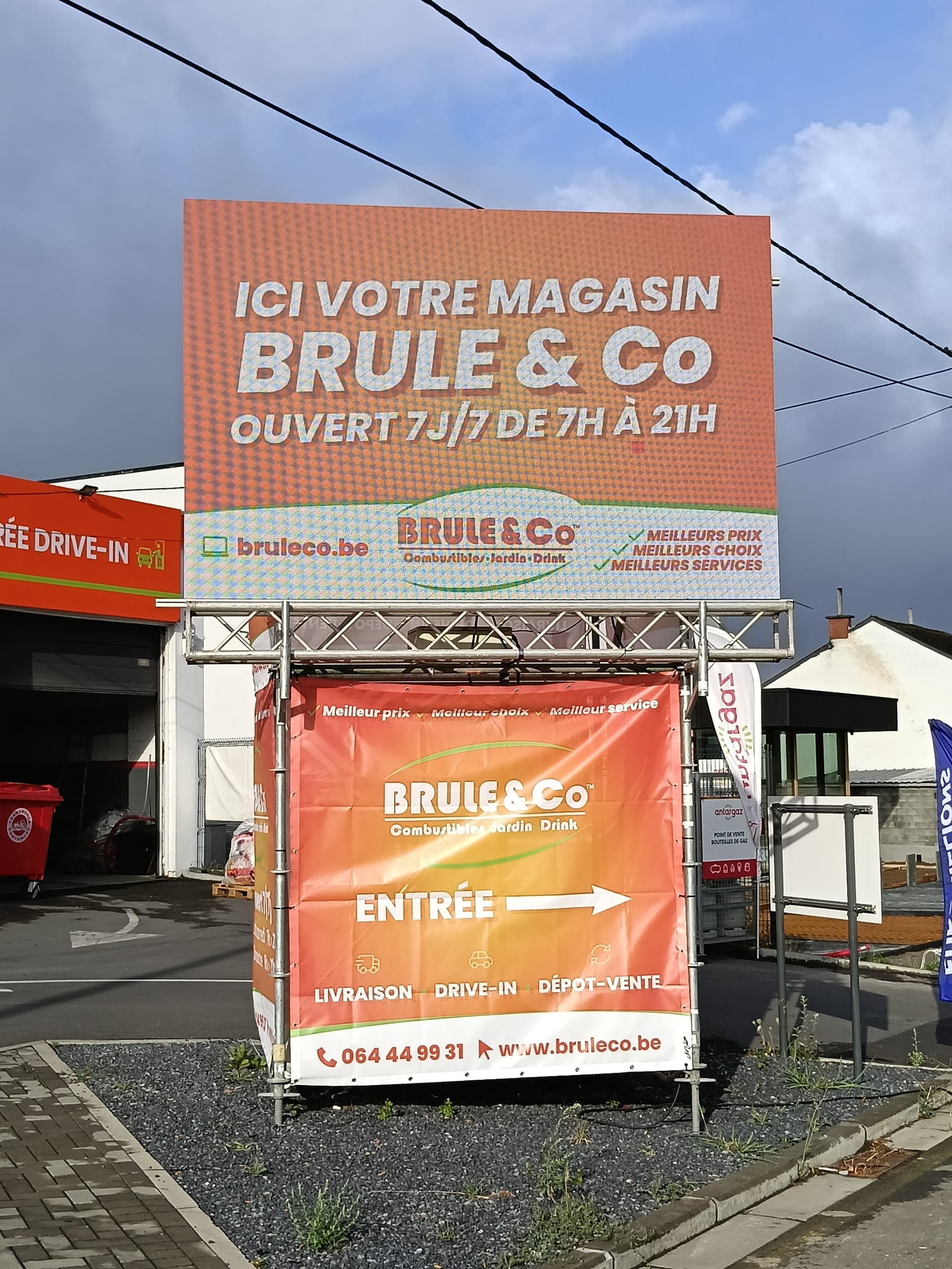 Écran publicitaire digital devant BRULE & Co à Binche