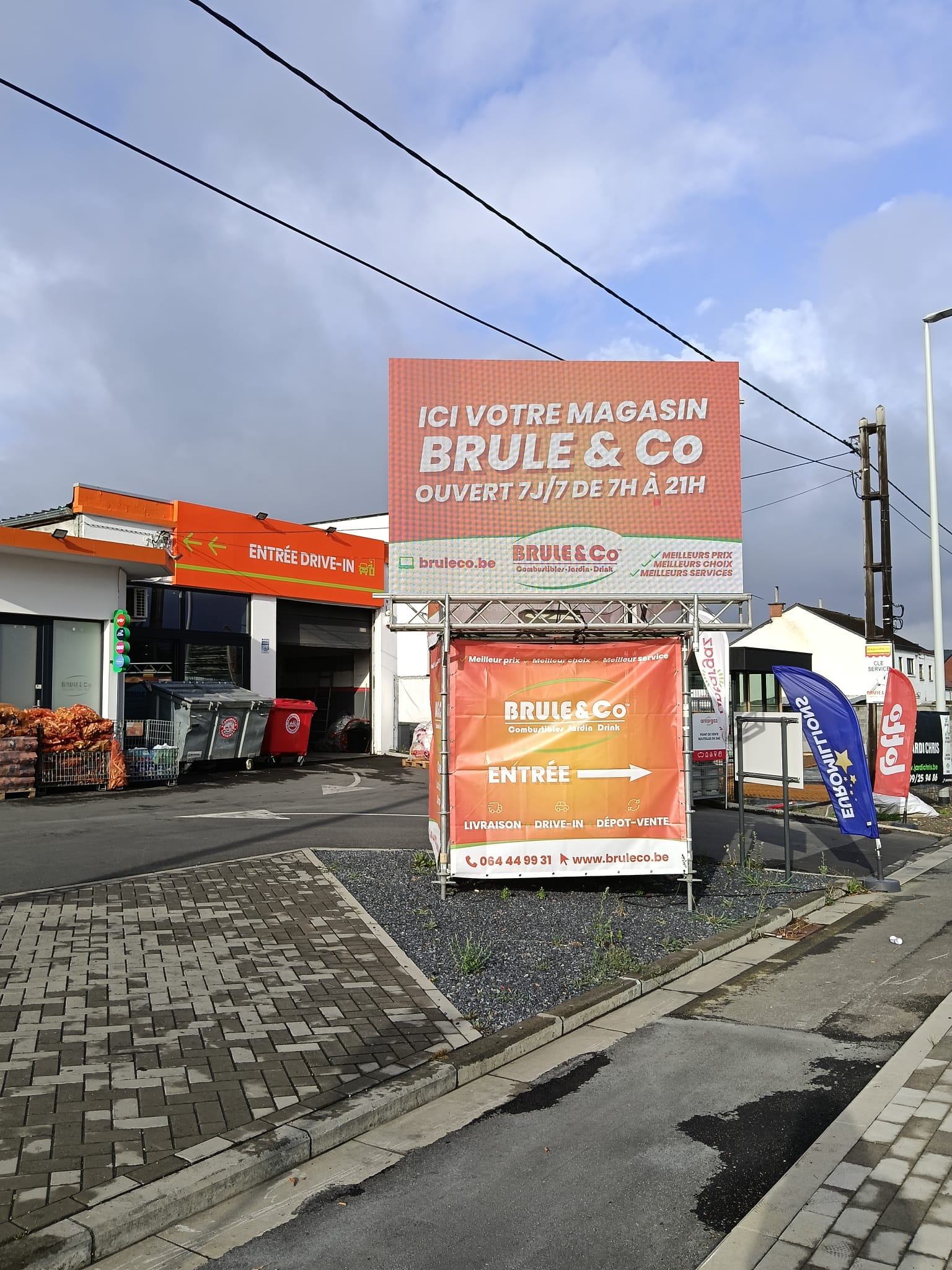Écran publicitaire digital à l’entrée du magasin BRULE & Co de Binche